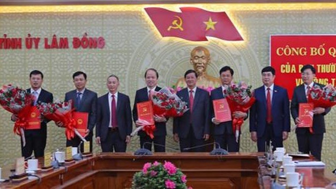 Lãnh đạo tỉnh Lâm Đồng trao quyết định và tặng hoa cho các đồng chí được điều động nhận nhiệm vụ mới.