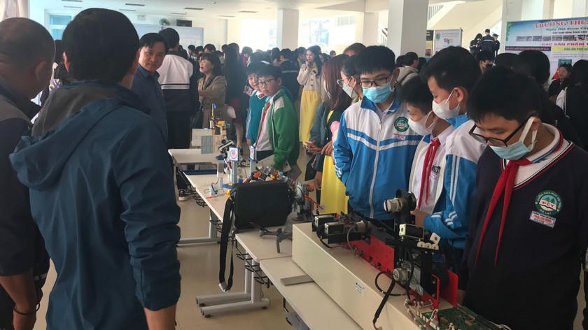 Học sinh tham quan các sản phẩm trưng bày và thi tại Ngày hội STEM diễn ra ngày 24/3. Ảnh: Đam Trọng.