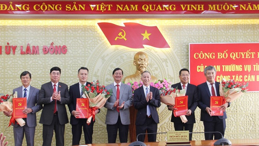 Lãnh đạo Tỉnh uỷ Lâm Đồng tặng hoa và chúc mừng 4 cán bộ vừa được điều động, bổ nhiệm.