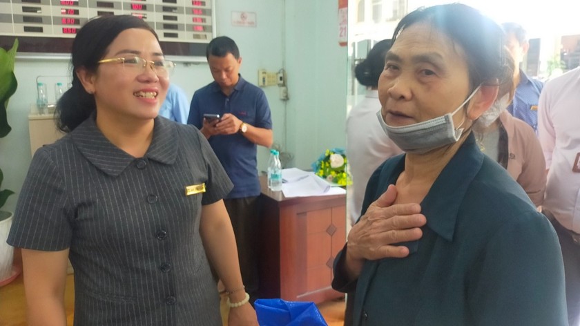 Bà Đỗ Thị Yên - Giám đốc Quỹ tín dụng phường II (bên trái) trao đổi với khách hàng tại trụ sở làm việc.