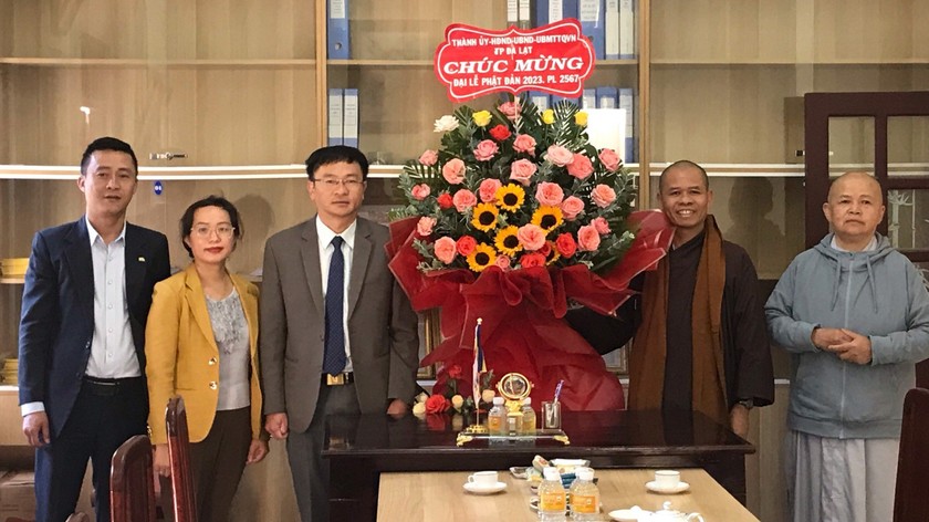 Ông Đặng Quang Tú- Phó Bí thư Thành ủy, Chủ tịch UBND TP Đà Lạt (thứ 3 từ trái qua) tặng hoa chúc mừng ban lãnh đạo Ban Trị sự Giáo hội Phật giáo Việt Nam TP Đà Lạt.