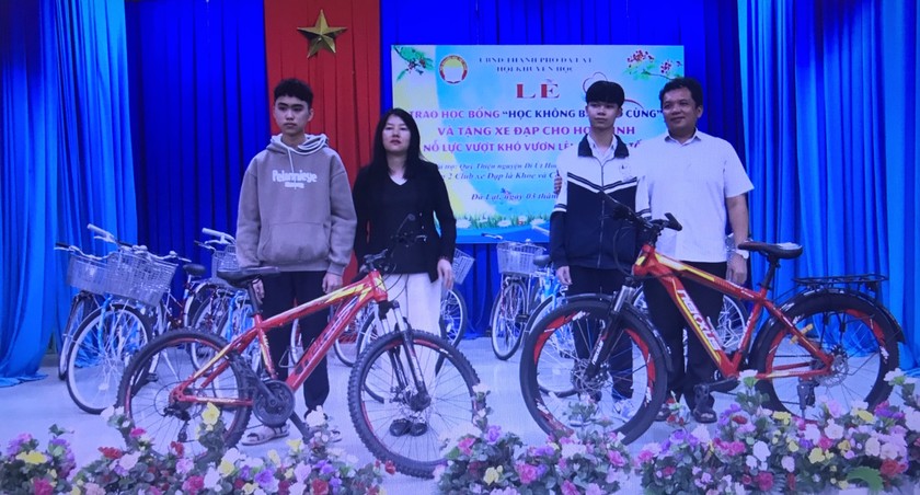 Bà Trần Thị Vũ Loan – Phó Chủ tịch UBND TP Đà Lạt trao xe đạp cho học sinh vượt khó học giỏi.