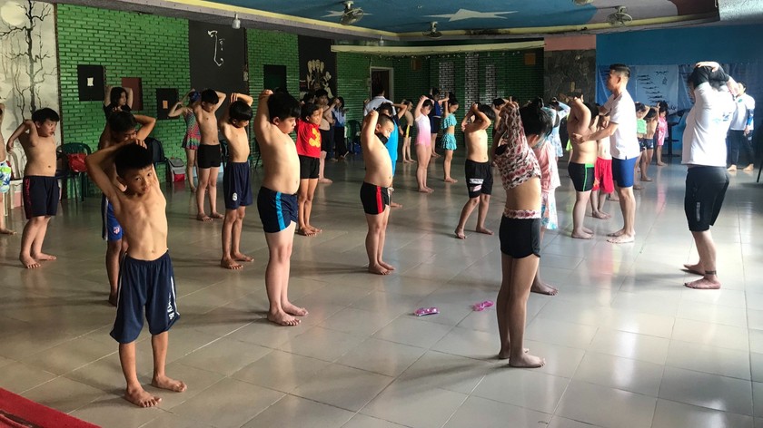 Hơn 40 thiếu nhi có hoàn cảnh khó khăn TP Đà Lạt tham gia lớp thứ nhất về bơi miễn phí.