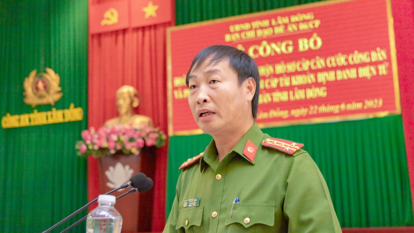 Đại tá Bùi Đức Thịnh, Phó Giám đốc Công an tỉnh báo cáo tại buổi lễ.