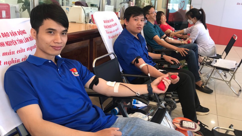 Đoàn viên thanh niên, người lao động Lâm Đồng tích cực tham gia hiến máu tình nguyện.