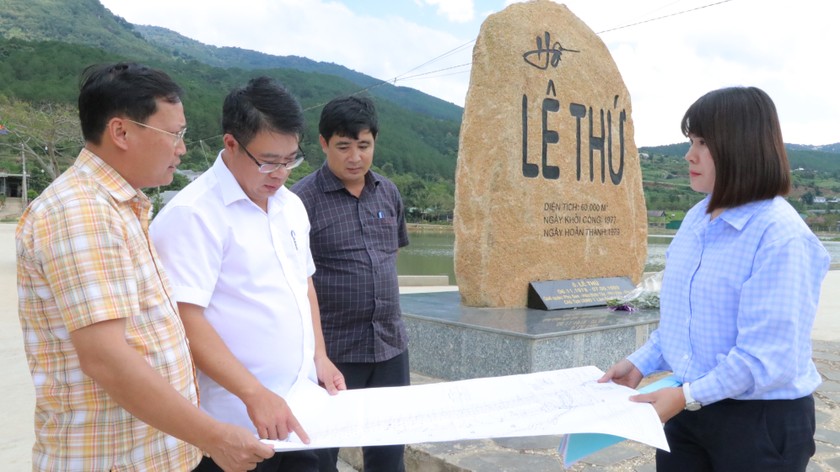 Phó Chủ tịch tỉnh Lâm Đồng Nguyễn Ngọc Phúc (thứ 2 từ trái qua) kiểm tra hồ thuỷ lợi Lê Thứ ở huyện Đức Trọng.
