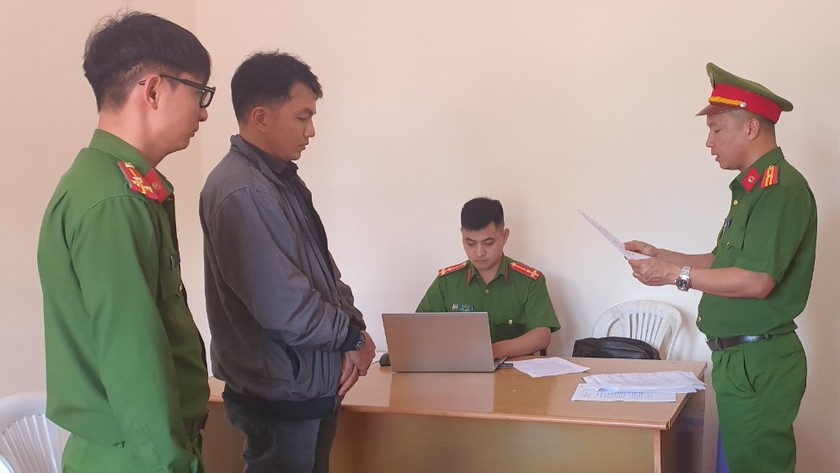 Cơ quan Công an thực hiện lệnh bắt tạm giam bị can Nguyễn Tường Khoa.