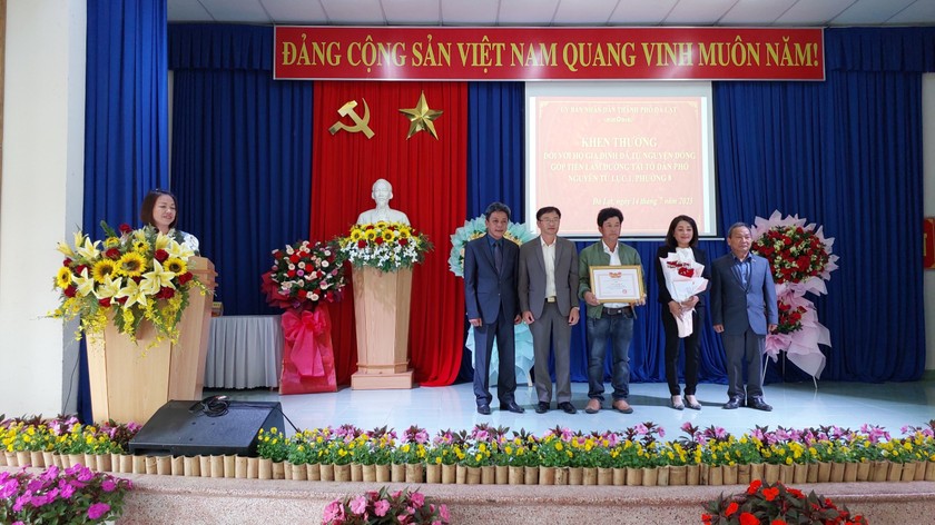 Ông Đặng Quang Tú - Chủ tịch UBND TP Đà Lạt tặng giấy khen cho gia đình ông Hồng.