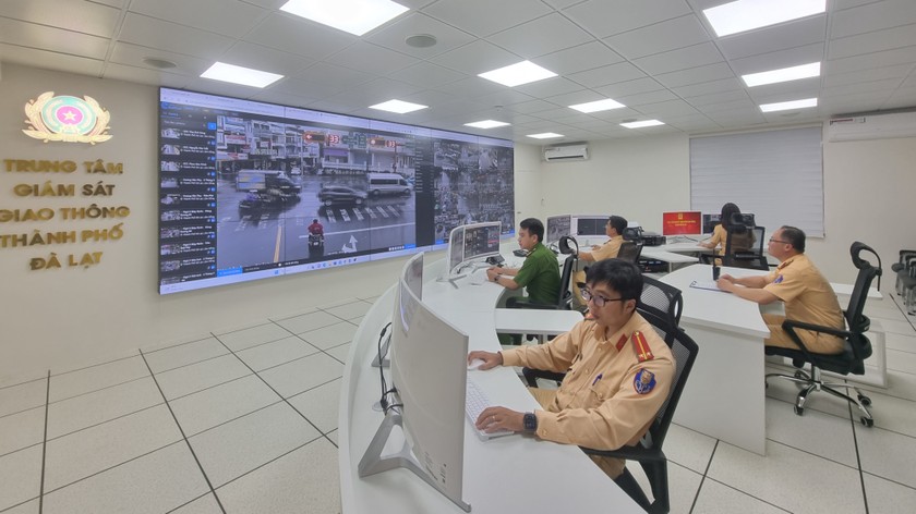 Lực lượng CSGT túc trực xử lý các hành vi vi phạm thông qua hệ thống màn hình được kết nối trực tiếp với trung tâm. Ảnh Công an tỉnh Lâm Đồng.