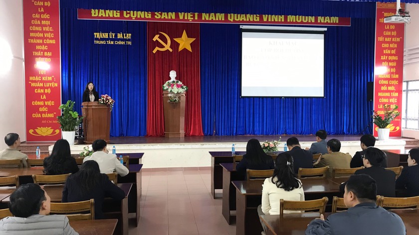 Bà Lê Thị Hồng Phúc, Phó trưởng Ban Tuyên giáo Thành ủy Đà Lạt phát biểu khai mạc lớp tập huấn.