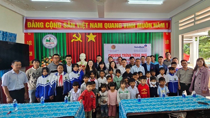 Cục THADS tỉnh Lâm Đồng phối hợp với Ngân hàng Vietinbank Chi nhánh Lâm Đồng tổ chức tặng quà cho học sinh có hoàn cảnh khó khăn hiếu học tại xã Đạ K'nàng (huyện Đam Rông).