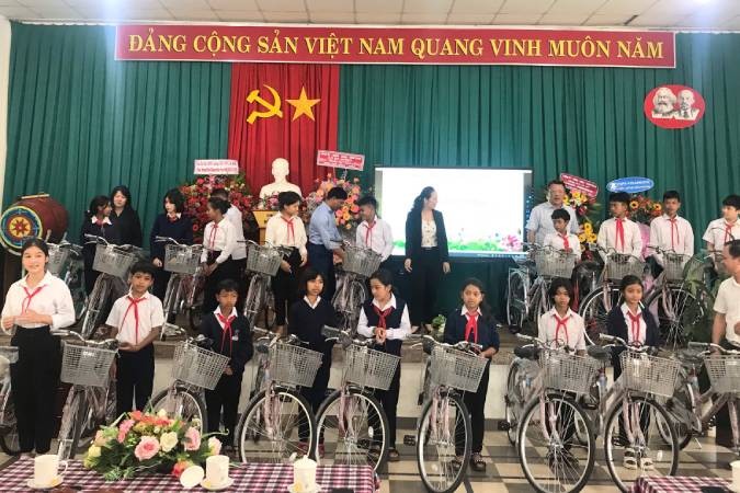 20 xe đạp được tặng cho học sinh có hoàn cảnh khó khăn tại trường THCS và THPT xã Tà Nung.