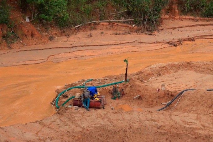 Một trong những nguy cơ đe doạ nguồn nước là khai thác khoáng sản trái phép.