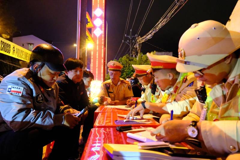 Lực lượng Công an lập biên bản những trường hợp vi phạm nồng độ cồn tại huyện Lạc Dương. Ảnh Công an tỉnh Lâm Đồng.