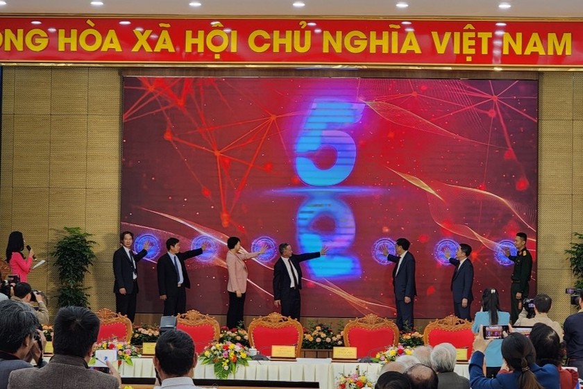 Lãnh đạo tỉnh Lâm Đồng nhấn nút khai trương Trung tâm điều hành thông minh IOC tỉnh Lâm Đồng.