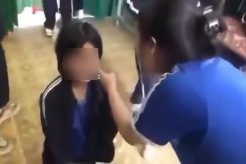 Nữ sinh Nh bị nhóm bạn bắt quỳ gối ngay trong lớp.