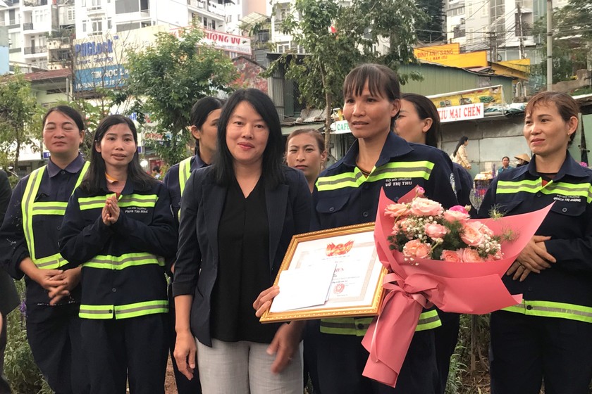 Bà Trần Thị Vũ Loan, Phó Chủ tịch UBND TP Đà Lạt trao giấy khen cho chị Thu.
