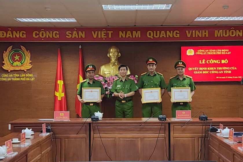 Đại tá Đinh Xuân Huy tặng Giấy khen cho 3 tập thể.