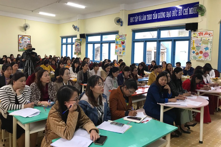 Các đại biểu tham gia chuyên đề nâng cao năng lực cho giáo viên tổ chức các hoạt động dạy học môn tiếng Việt lớp 4.