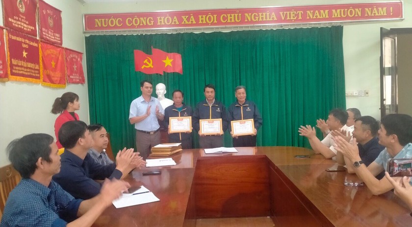 Ông Vũ Quang Điện (ngoài cùng bên phải) cùng 2 nhân viên bảo vệ được khen thưởng về hành vi cứu người.