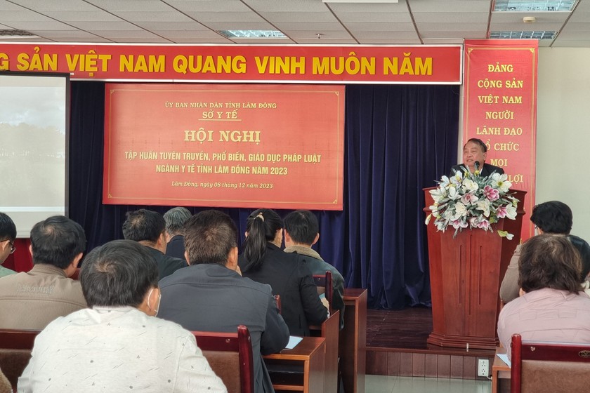 Ông Trịnh Văn Quyết - Phó Giám đốc Sở Y tế Lâm Đồng phát biểu tại hội nghị.