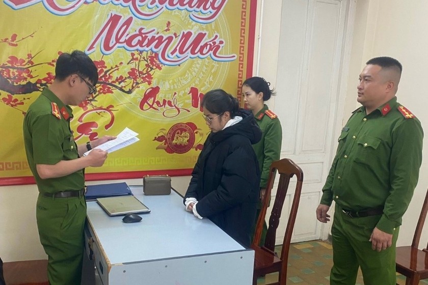 Cơ quan CSĐT Công an tỉnh Lâm Đồng đọc các Quyết định tố tụng và Lệnh tạm giam đối với Huỳnh Thị Bảo Yến. Ảnh Công an Lâm Đồng