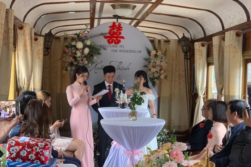 Quang cảnh đám cưới trên tàu đầu tiên tại Việt Nam.