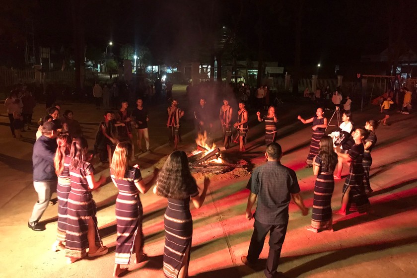 Người dân cùng các nghệ nhân tay trong tay cùng nhau vui hát, múa xoay vòng quanh đám lửa ngoài trời.