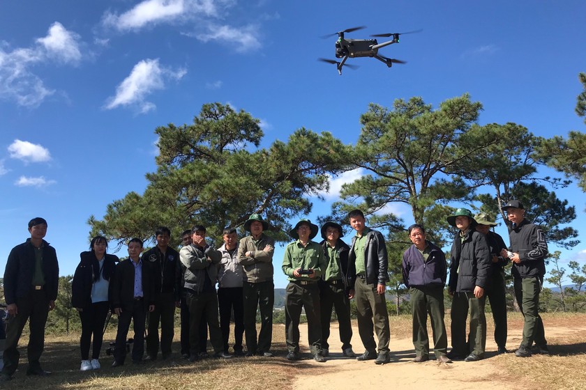 Cán bộ, viên chức Ban Quản lý rừng Lâm Viên thực hành các kỹ năng sử dụng thiết bị flycam để quản lý bảo vệ rừng.