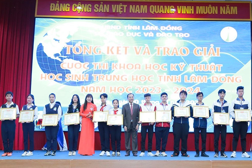 Ban Tổ chức trao giải Nhất cho các dự án. Ảnh Sở GD&ĐT Lâm Đồng.