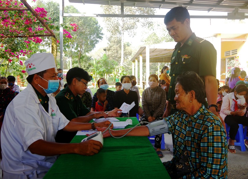 Cán bộ, nhân viên quân y BĐBP tỉnh Long An khám bệnh, tư vấn sức khỏe cho nhân dân.