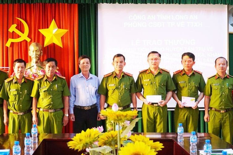 Ông Trịnh Phước Trung khen thưởng 20 triệu đồng cho tập thể Phòng Cảnh sát hình sự - Công an tỉnh Long An. (Ảnh: Công an tỉnh Long An)