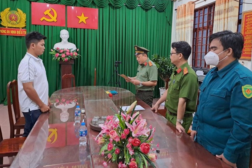 Đối tượng Đồng Lê Bảo Duy (áo trắng) tại Phòng An ninh điều tra tỉnh Bến Tre. Ảnh Phát Minh