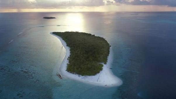 Cảnh trên không của hòn đảo nơi Alila Kothaifaru sẽ đặt trụ sở