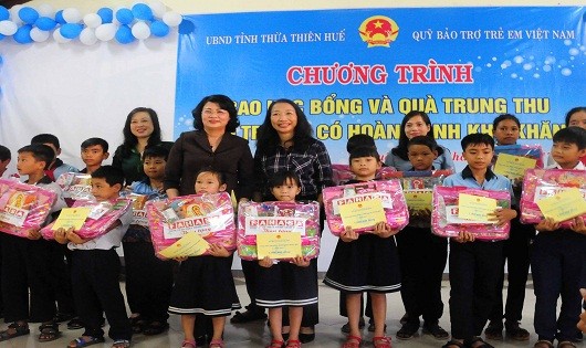 Phó Chủ tịch nước Đặng Thị Ngọc Thịnh cùng đại diện lãnh đạo Bộ LĐ-TB&XH trao quà, học bổng cho trẻ em có hoàn cảnh khó khăn ở Huế