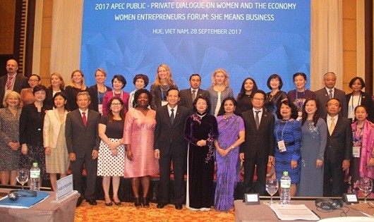 Phó Chủ tịch nước Đặng Thị Ngọc Thịnh và lãnh đạo Bộ LĐ-TB&XH cùng các đại biểu đại diện 21 nền Kinh tế APEC tham dự Đối thoại công - tư về Phụ nữ và Kinh tế APEC