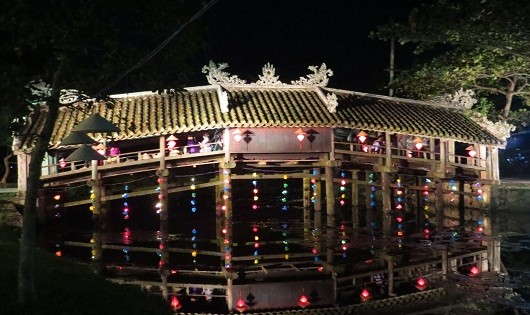 Cầu ngói Thanh Toàn được bà Trần Thị Đạo (cháu 6 đời của một trong 12 vị khai canh của làng) cho xây dựng năm 1776 dưới thời vua Lê Hiển Tông