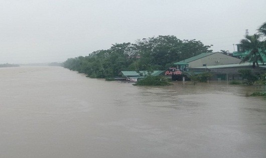 Nước lũ trên sông Bồ đang dâng cao (Ảnh: Nguyễn Do)