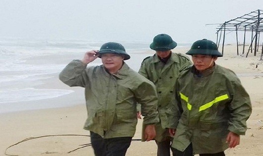 Thứ trưởng Hoàng Văn Thắng kiểm tra tình hình bờ biển sạt lở tại xã Thuận An, Phú Vang, TT-Huế (ảnh Nguyễn Do)