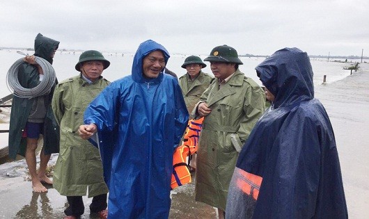 Bộ trưởng thăm hỏi chính quyền, người dân xã Quảng Thành chịu nhiều thiệt hại nặng nề do mưa lũ