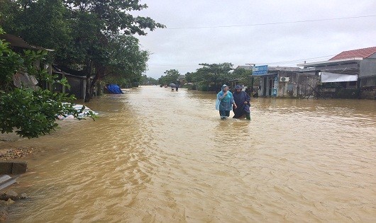 Nhiều tuyến đường ở vùng trũng Quảng Điền bị ngập nặng