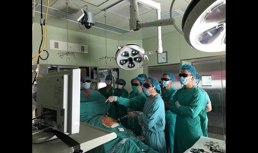 Các bác sĩ áp dụng kỹ thuật phẫu thuật nội soi bằng giàn mổ 3D cho bệnh nhân