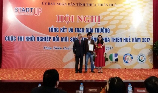 Bí thư tỉnh ủy Lê Trường Lưu – trao giải nhất cho các tác giả đạt giải