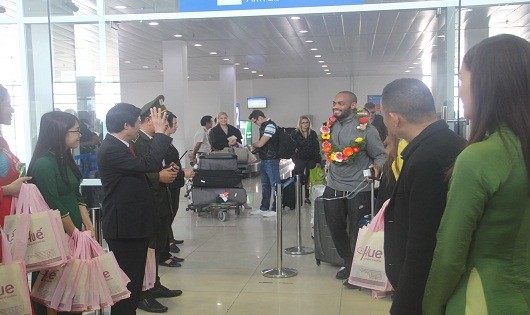 Vị khách đầu tiên đến Huế bằng đường hàng không, ông Mr.Allicock, quốc tịch Mỹ