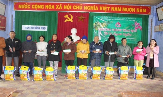 Đại diện Công đoàn cơ sở NHCSXH chi nhánh Huế trao tặng quà cho bà con hộ nghèo tại xã Quảng Phước, Quảng Điền, TT- Huế