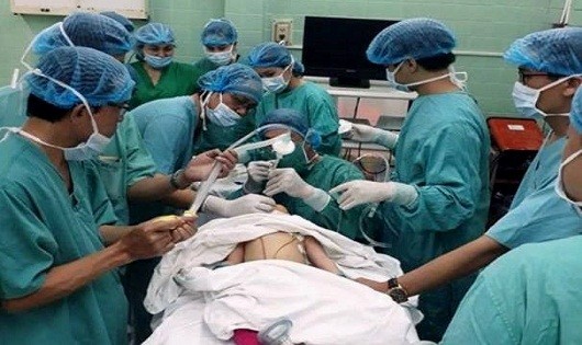 Đội ngũ y, bác sĩ tiến hành phẫu thuật lấy dị vật ra khỏi phế quản bệnh nhân 7 tháng tuổi (ảnh K.T)