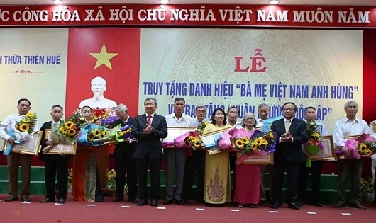 Trao danh hiệu vinh dự Nhà nước Bà mẹ Việt Nam anh hùng cho thân nhân các mẹ