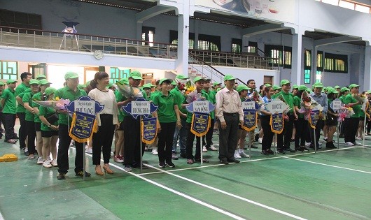 Lãnh đạo NHCSXH tỉnh trao cờ lưu niệm cho các đội tham gia 