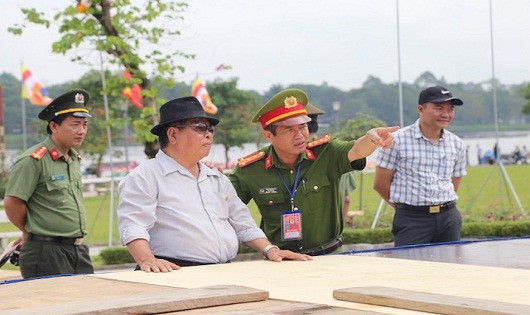 Đại tá Đặng Ngọc Sơn, Phó Giám đốc Công an tỉnh Thừa Thiên - Huế, T trực tiếp kiểm tra công tác đảm bảo an ninh