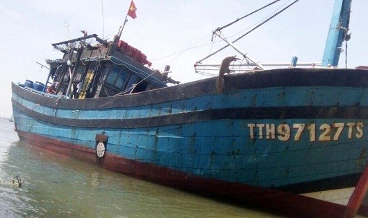 Tàu cá TTH97127TS bị tàu lạ đâm khi đang hoạt động trên vùng biển TT- Huế